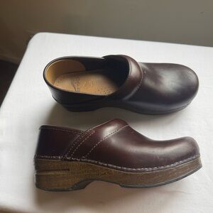 Dansko Professional Leather Clogs in a brown Size EU 37 (6.5-7)